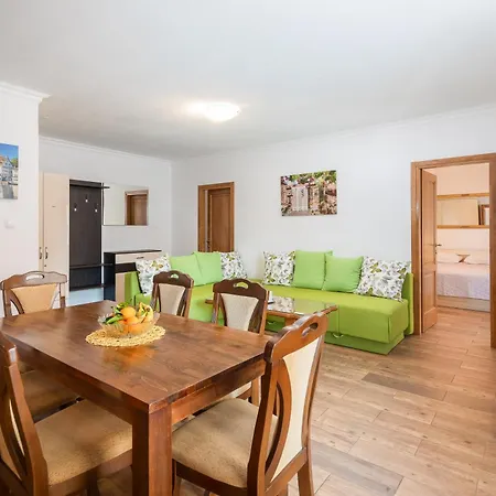 Jasmir - Free Parking Near The Apartamento Makarska