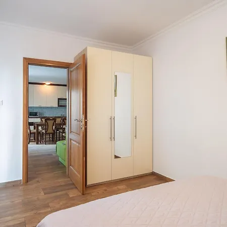 Jasmir - Free Parking Near The Apartamento Makarska